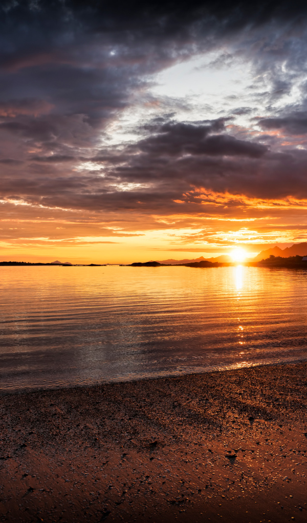 Красивый закат солнца над озером, Норвегия 