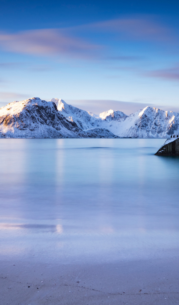 Красивый вид на спокойный залив и заснеженные горы, Норвегия