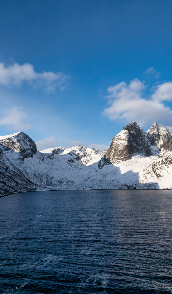Спокойная холодная вода у заснеженных гор, Норвегия 