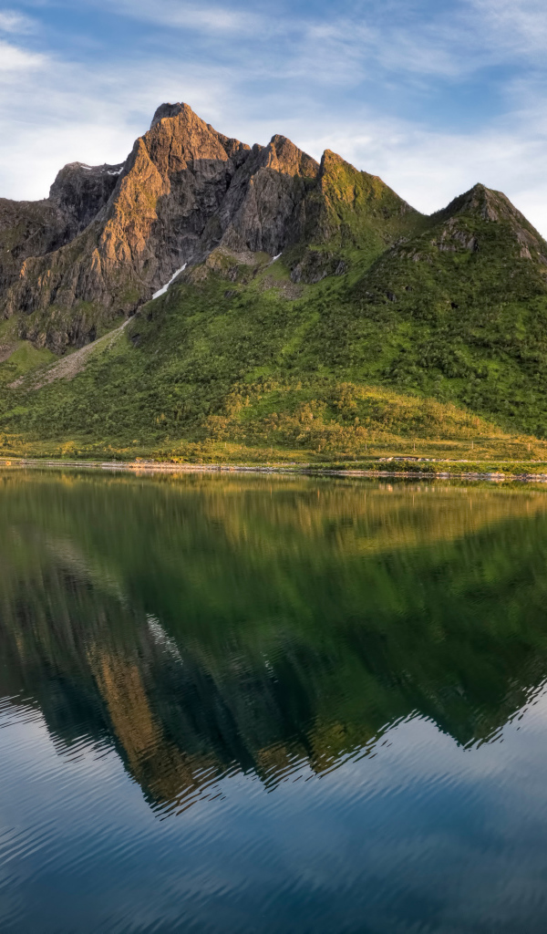 Покрытые зеленью горы отражаются в озере, Лофотенские острова. Норвегия