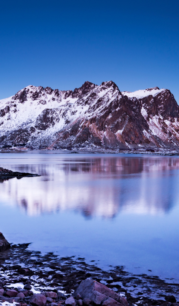 Большие покрытые снегом горы у воды, Норвегия