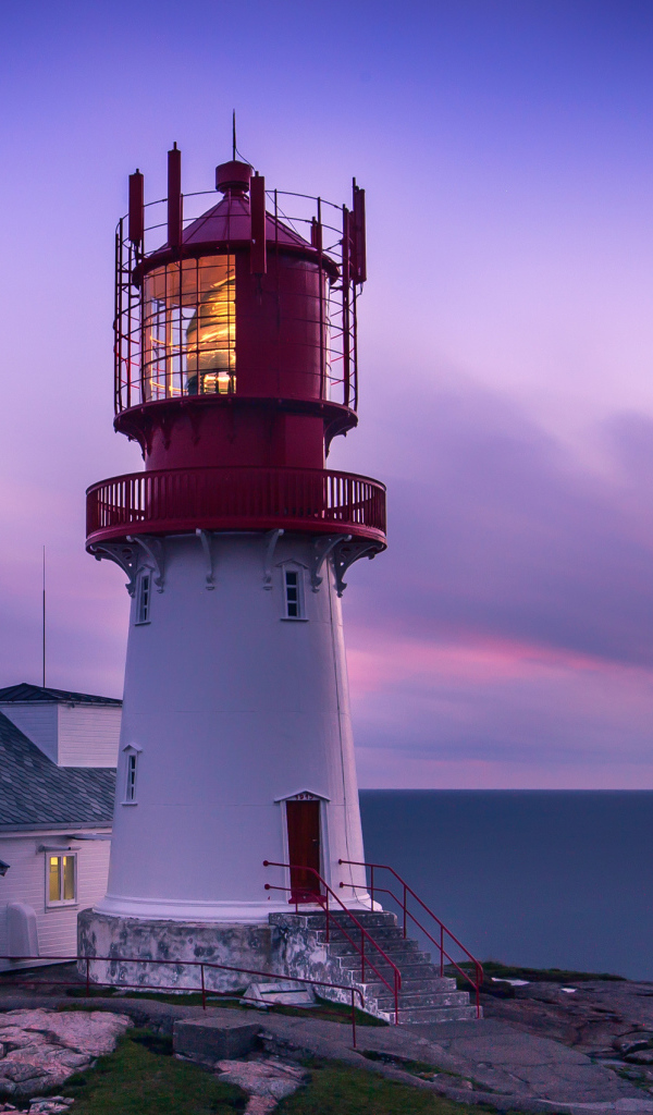 Маяк на берегу моря в сумерках, Норвегия