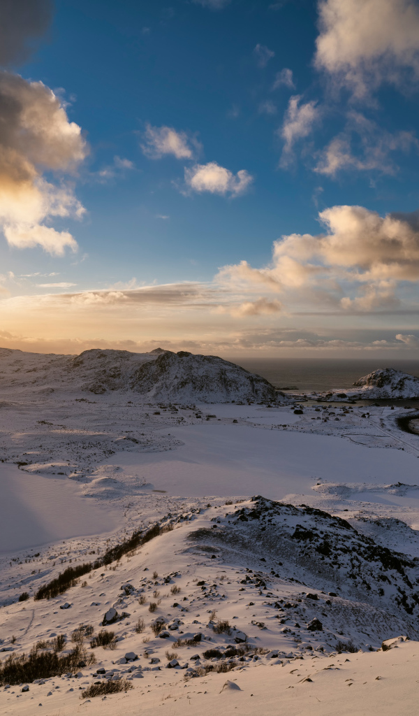 Заснеженные горы у залива на закате, Лофотенские острова. Норвегия 