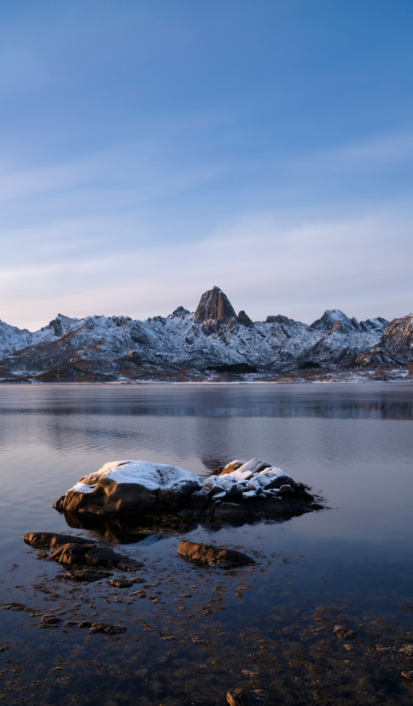 Заснеженные Лофотенские острова под голубым небом, Норвегия 