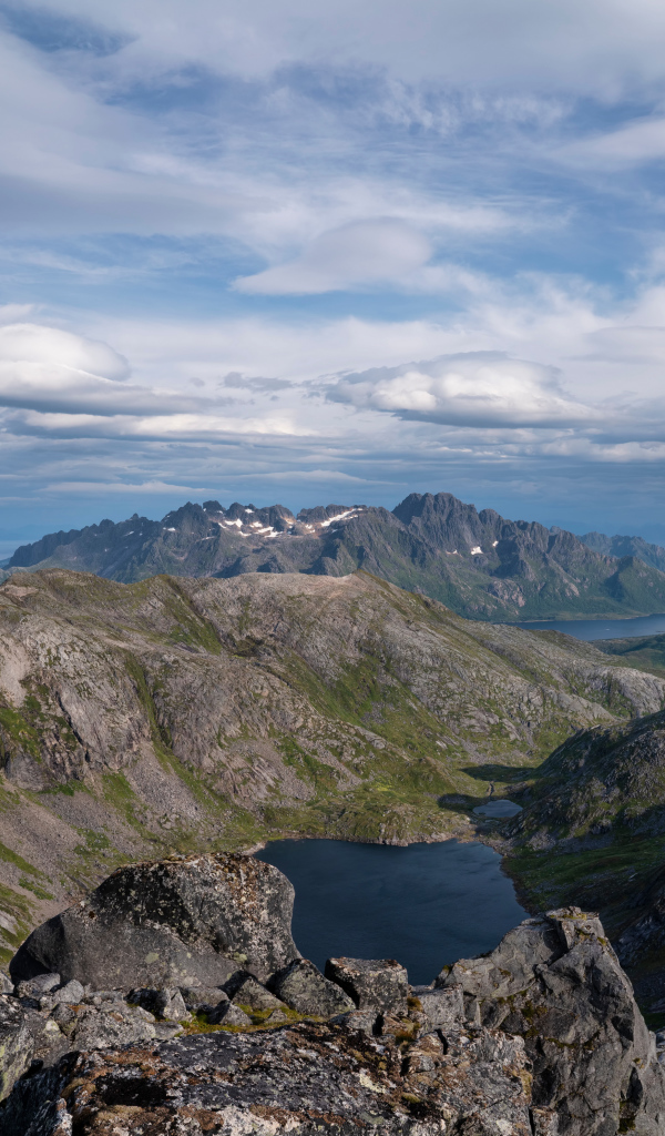 Густые белые облака над Лофотенскими островами, Норвегия 