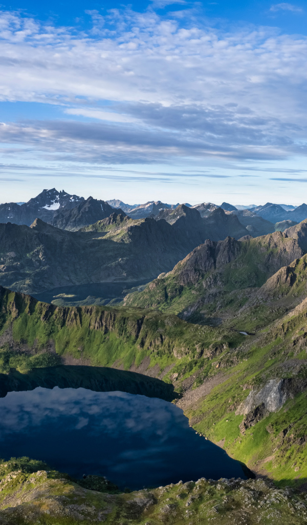 Кратеры с водой в горах, Лофотенские острова. Норвегия