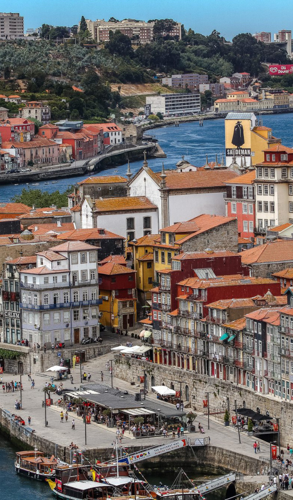 Дома на берегу реки, Португалия