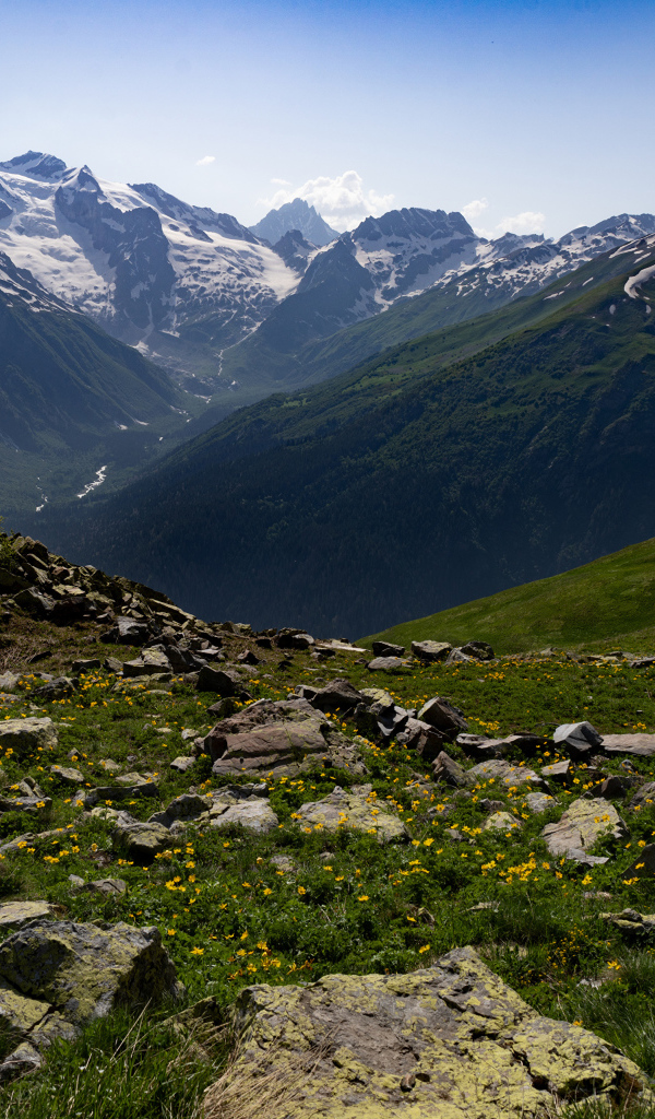 Горный хребет Домбай под голубым небом, Россия 