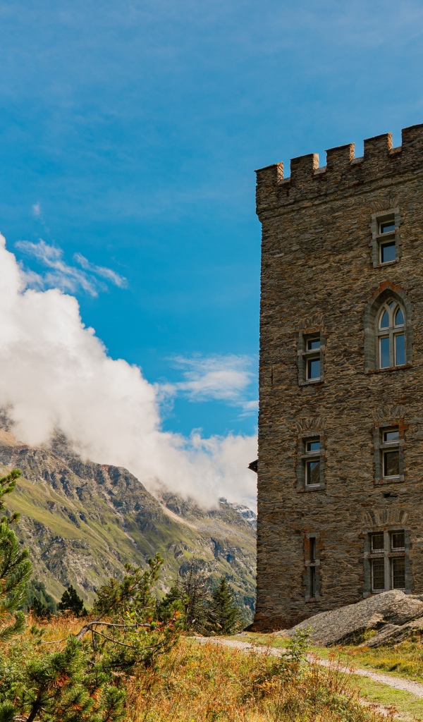 Высокая башня под голубым небом, Швейцария
