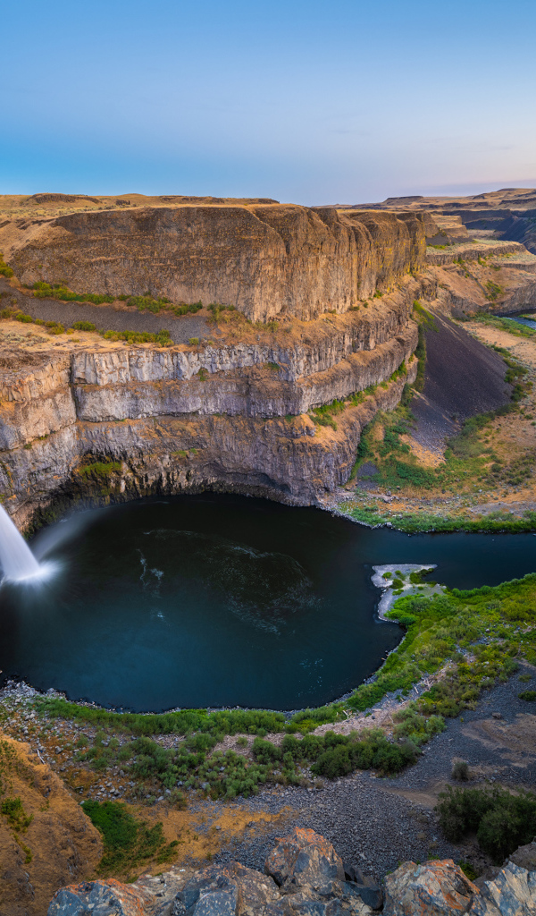 Водопад стекает со стены каньона, США