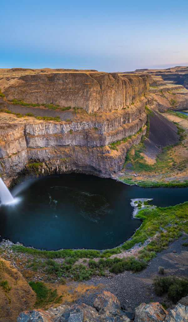 Водопад стекает со стены каньона, США