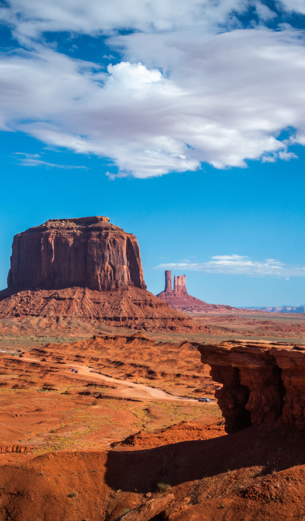 Старинные каменные монументы под голубым небом, США