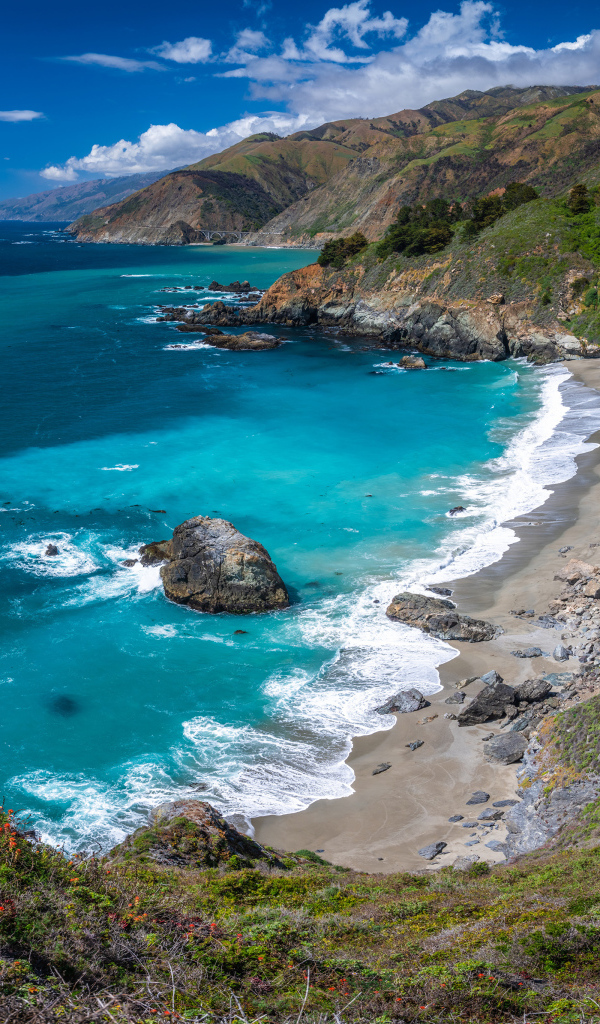 Голубая вода в океане на побережье Калифорнии, США