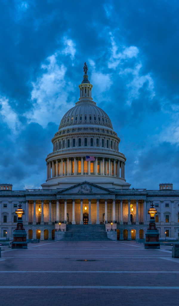 Здание Капитолия в сумерках, Вашингтон. США
