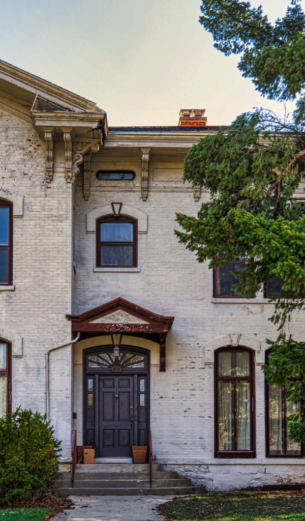 Большой двухэтажный дом в городе, США