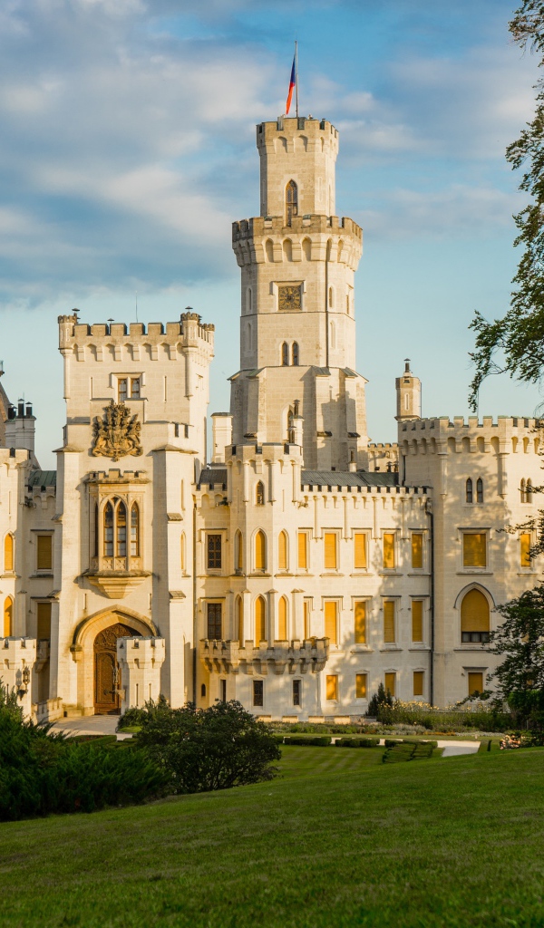 Красивый старинный замок  Глубока с зеленым газоном, Чехия