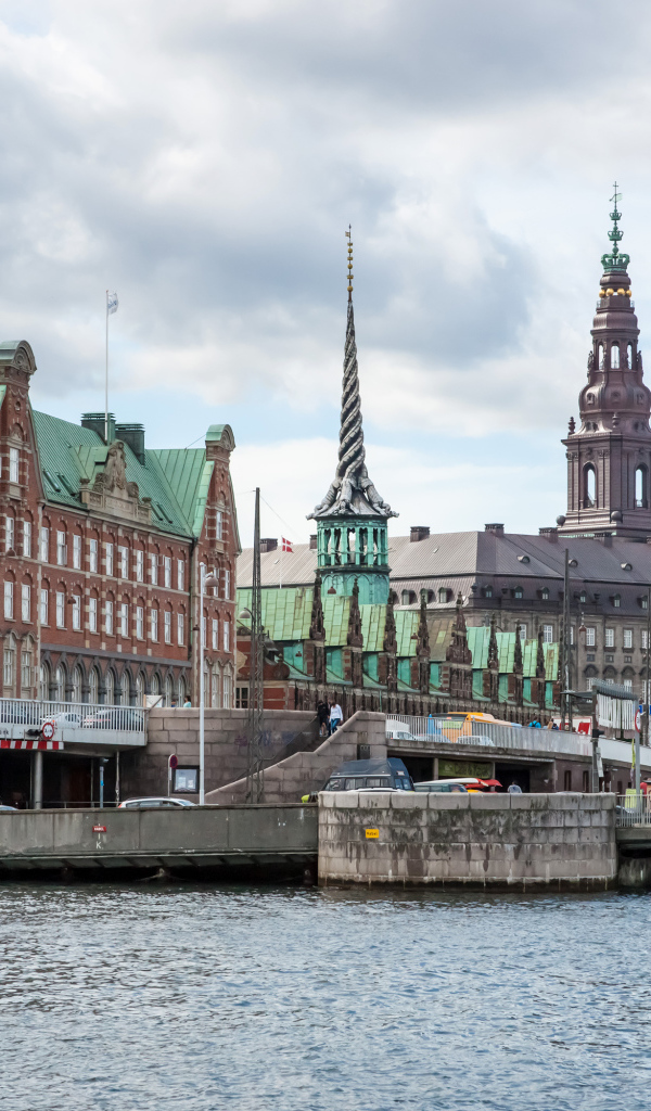 Красивые старинные здания у водного канала, Копенгаген. Дания