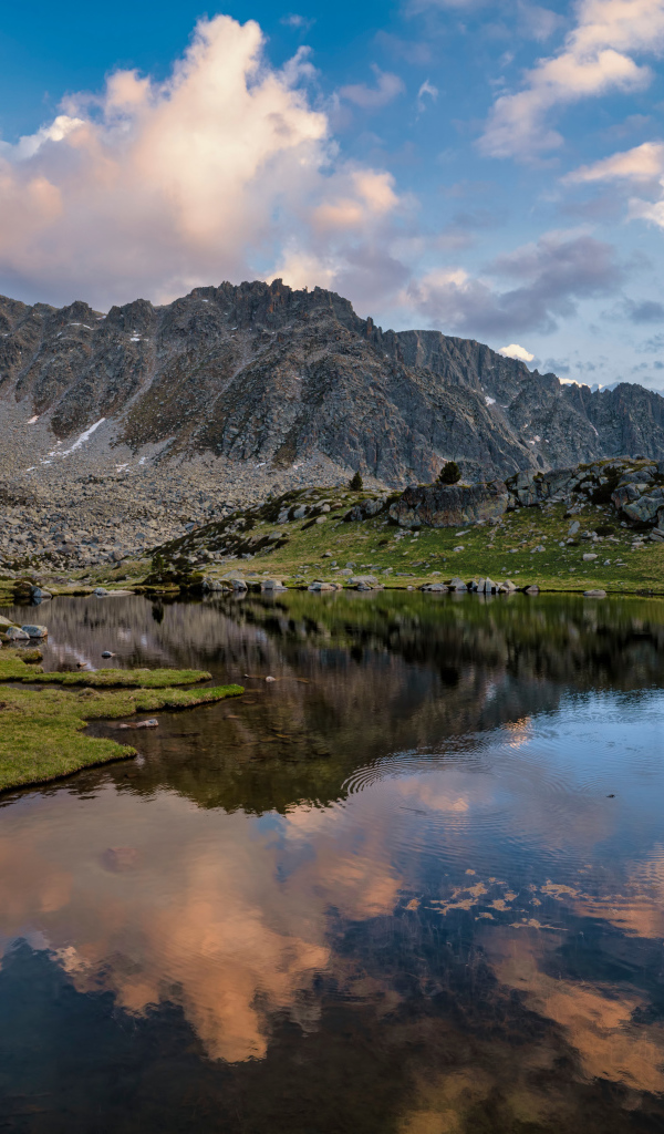 Высокие горы у озера, Андорра 