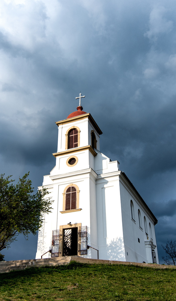 Старая церковь под облачным небом, Венгрия