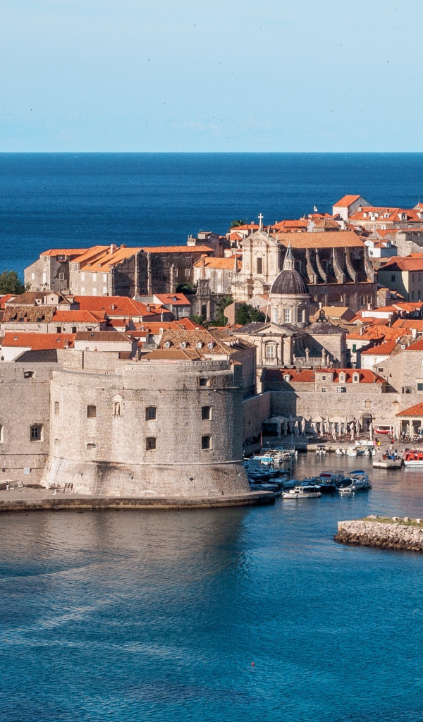 Старый город Дубровник на берегу моря, Хорватия