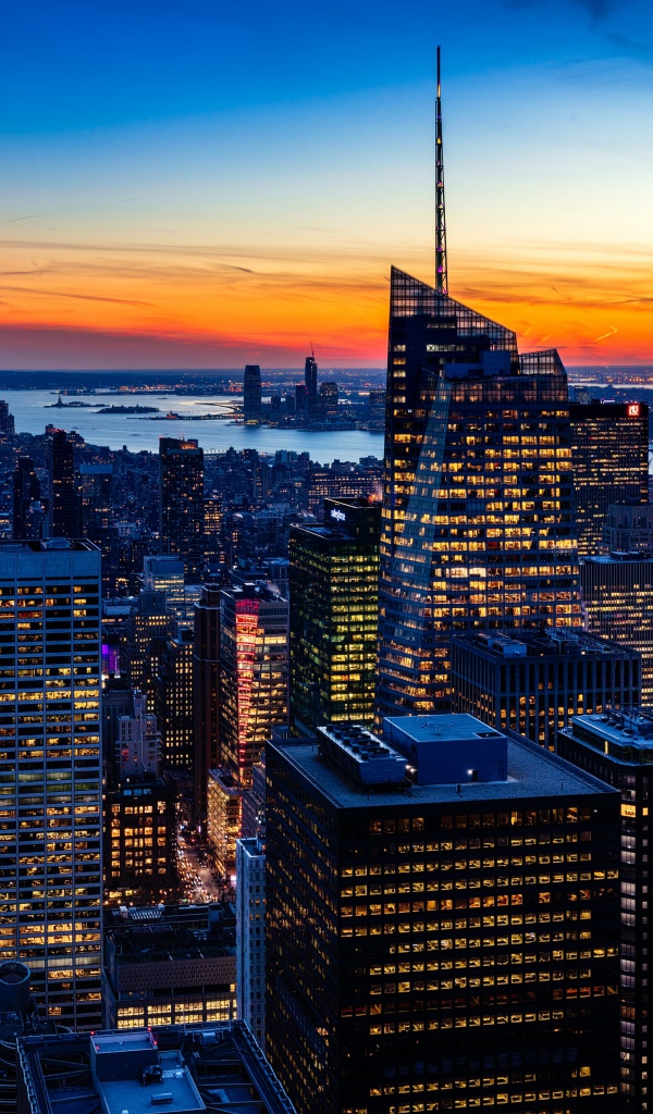 Высокие ночные небоскребы под красивым небом на закате 