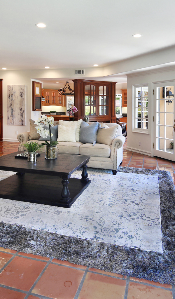 Комната в дорогом двухэтажном доме с камином