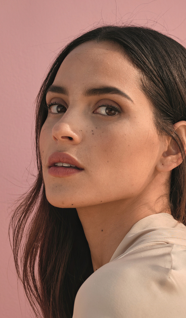 Актриса Адриа Архона на розовом фоне