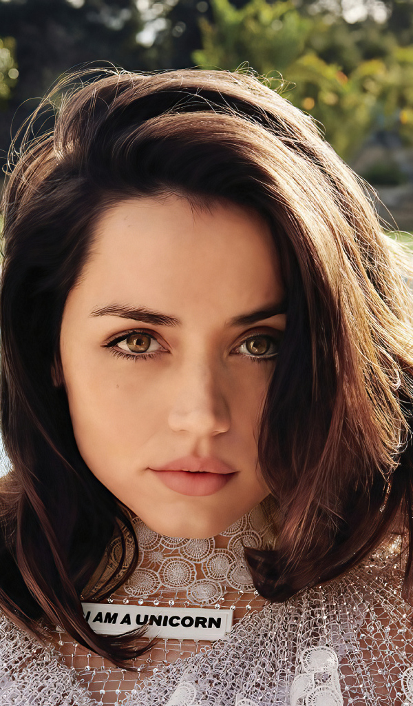 Актриса Ана де Армас у бассейна