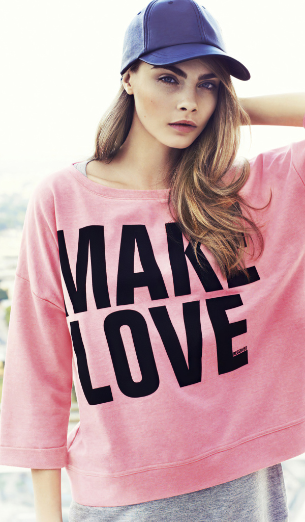 Актриса Кара Делевинь в кепке