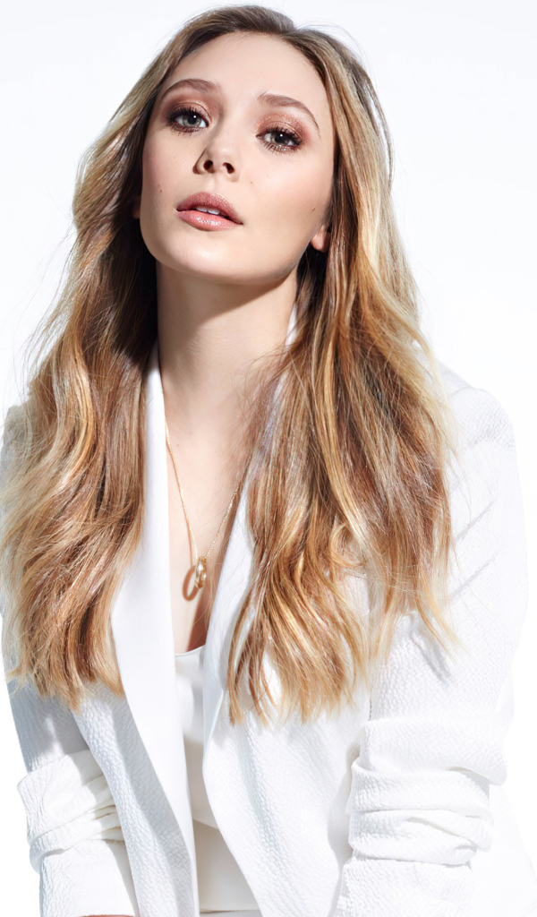 Актриса Элизабет Олсен на белом фоне