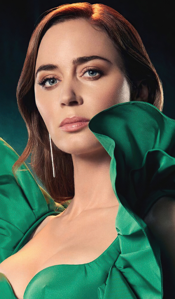 Актриса Эмили Блант в зеленом платье