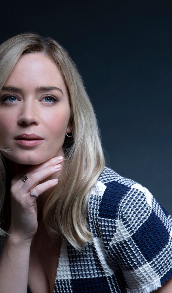 Актриса Эмили Блант на сером фоне