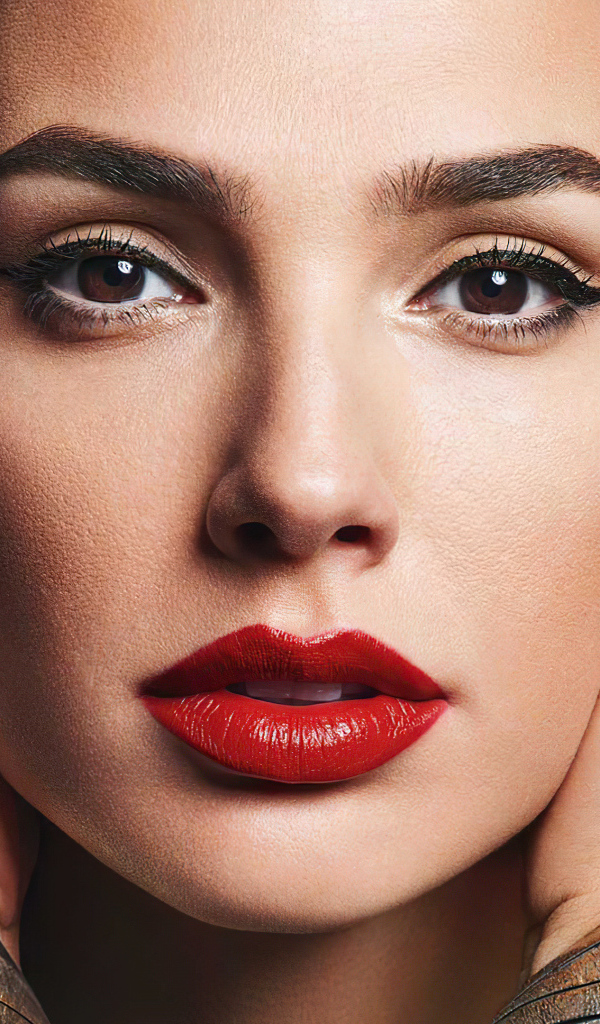 Актриса Галь Гадот крупным планом на сером фоне