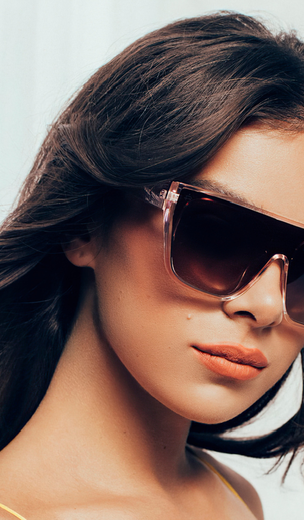 Актриса Хейли Стейнфилд в черных очках