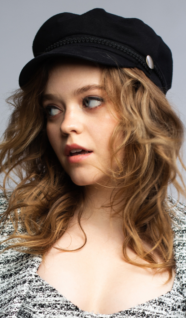 Актриса Джэйд Петтиджон смотрит в сторону на сером фоне