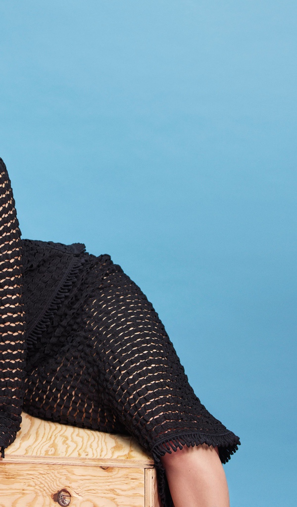 Актриса Дженнифер Лоуренс в черном платье на голубом фоне