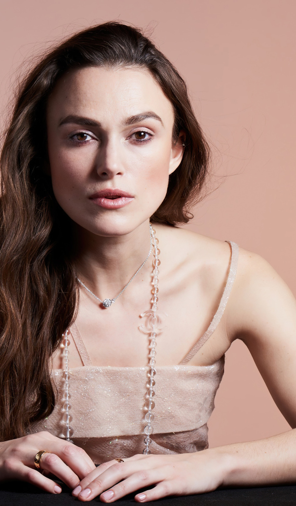 Актриса Кира Найтли на розовом фоне