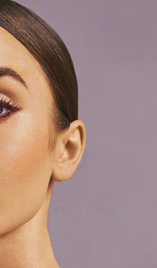 Актриса Лили Коллинз на розовом фоне крупным планом