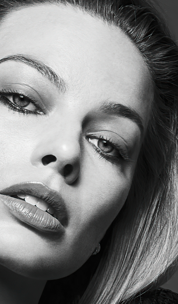 Актриса Марго Робби черно-белое фото