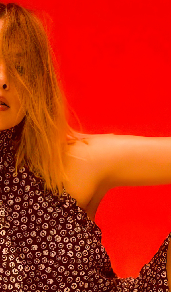 Актриса Марго Робби на красном фоне