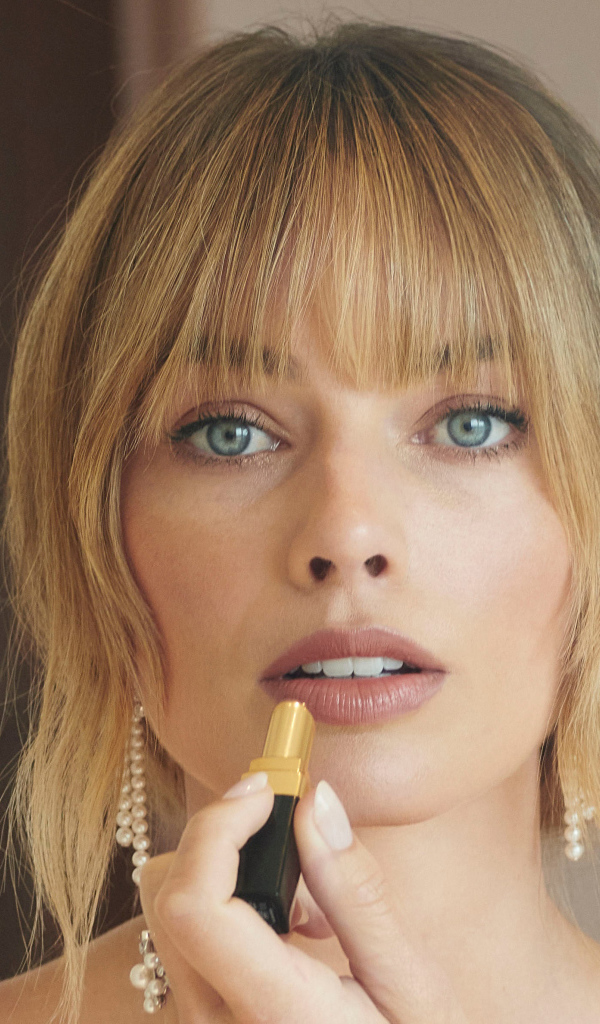 Актриса Марго Робби красит губы