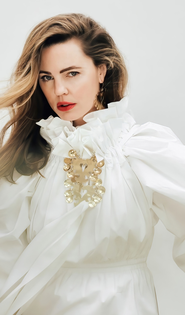 Актриса Мелисса Джордж в белом платье