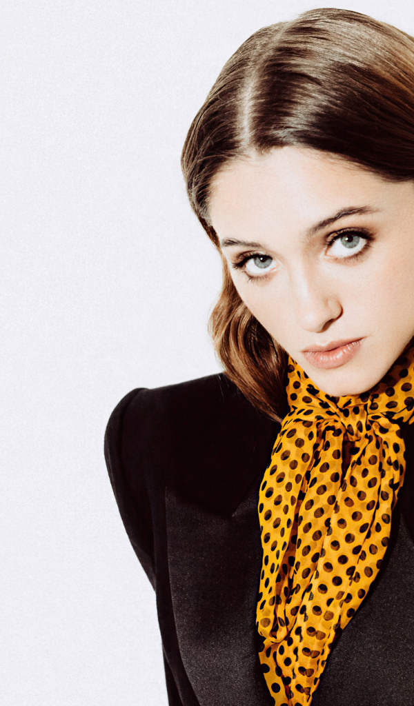 Актриса Наталия Дайер в черном пиджаке на белом фоне