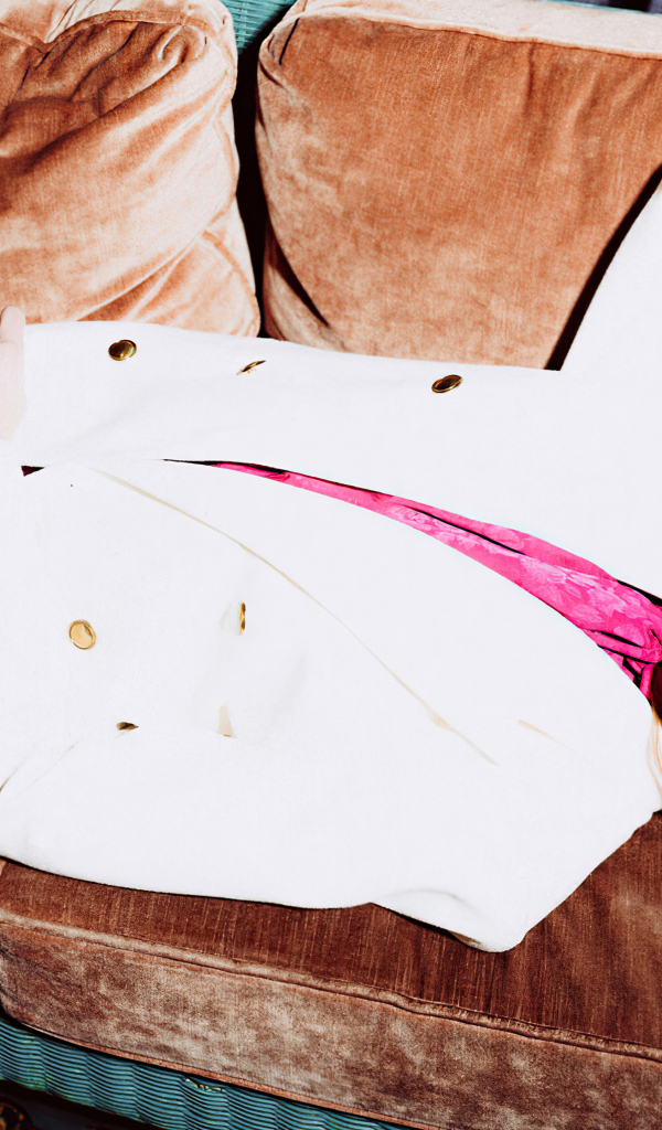 Актриса Наталия Дайер лежит на диване