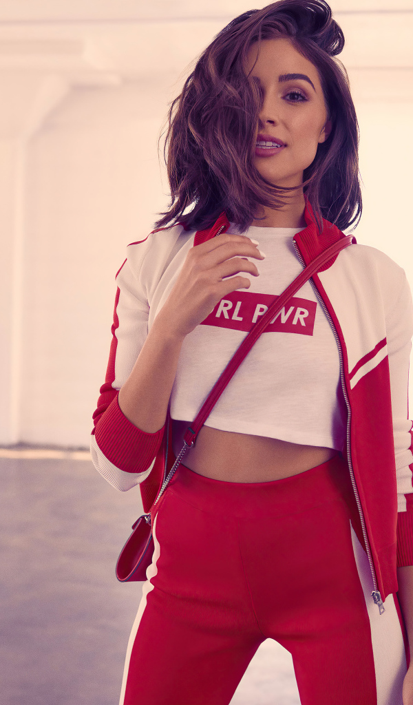 Актриса Оливия Калпо в красном костюме