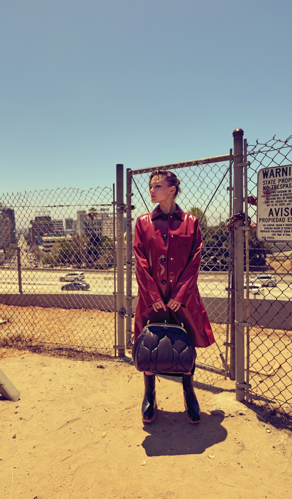 Актриса Оливия Холт в красном пальто