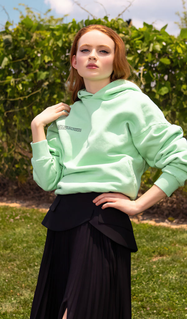 Актриса Сэди Синк в черной юбке