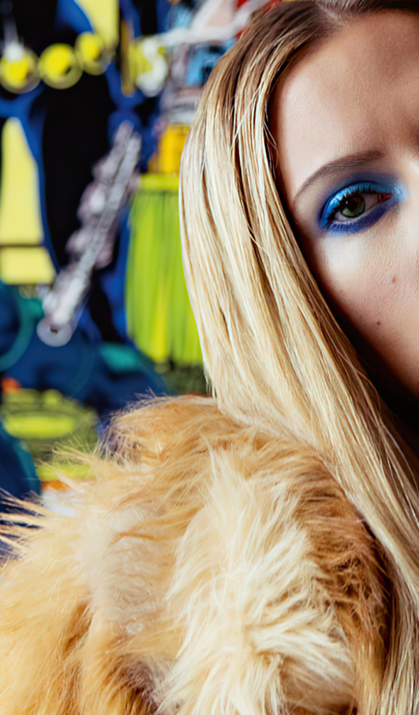 Актриса Скарлетт Йоханссон с ярким макияжем