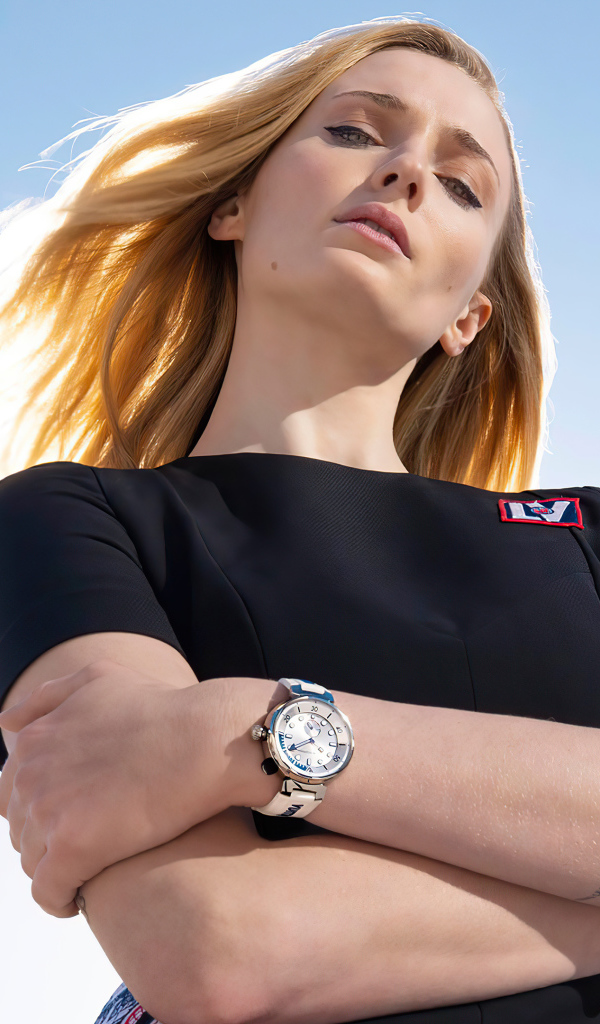 Актриса Софи Тёрнер на фоне небоскреба