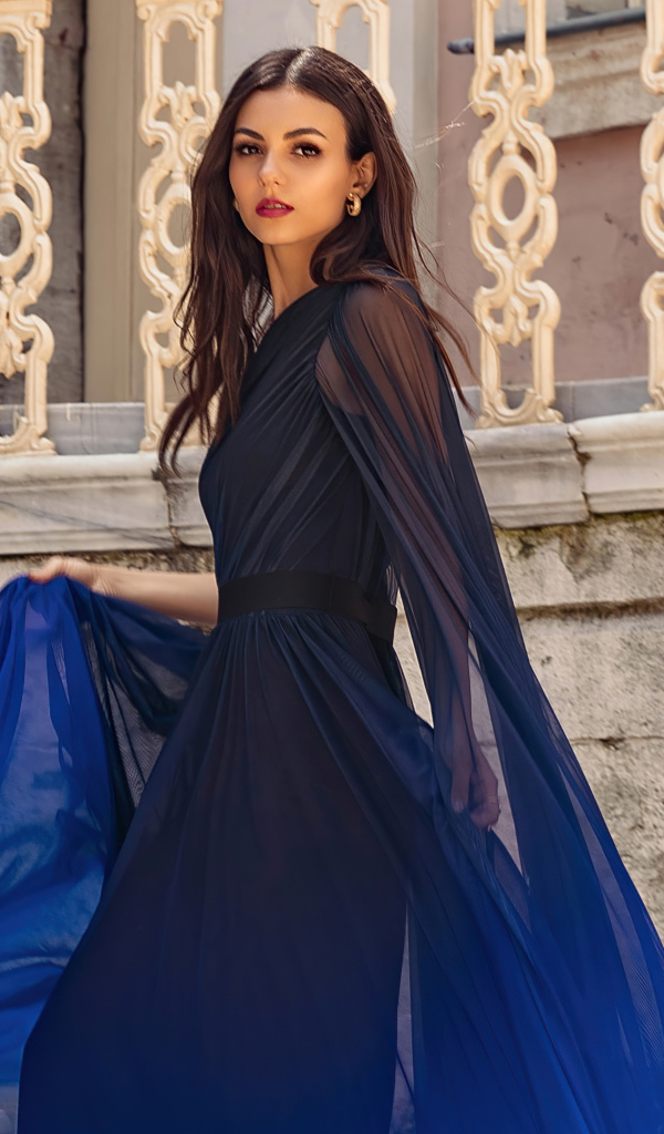 Актриса  Виктория Джастис в красивом платье у стены